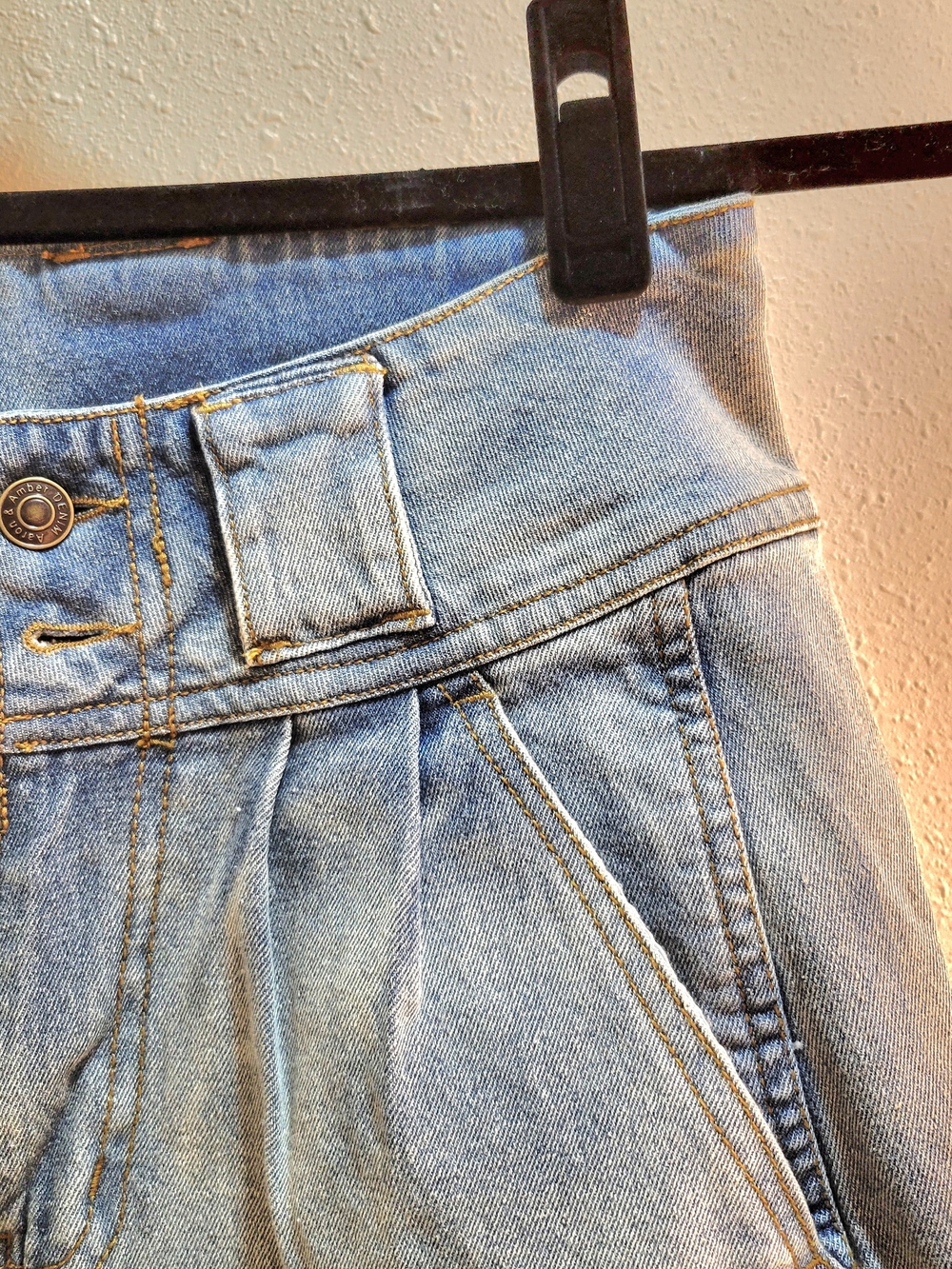High-Waist Light Blue Women’s Jeans - Pleated Front - Picture 4 of 8